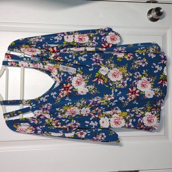 Torrid V-Neck Cut-Out Cold Shoulder Floral Top 3XL Navy - Picture 8 of 12